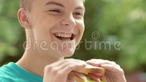 小男孩吃三明治视频的预览图