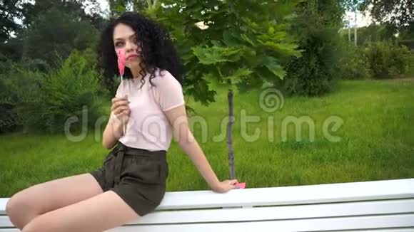 少女吃棒棒糖视频的预览图