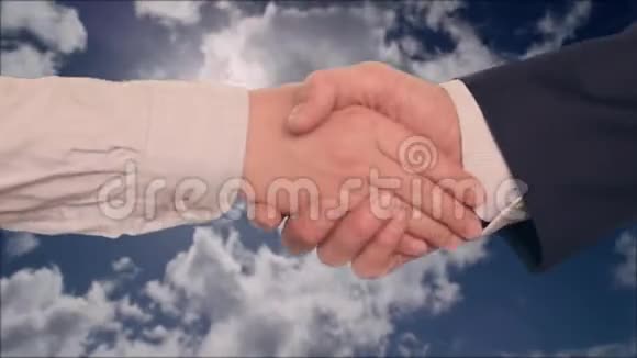 商人双手与商人握手背景是阴天视频的预览图