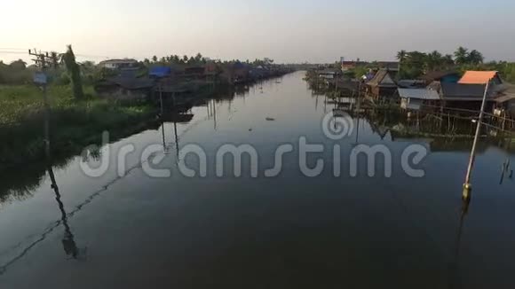河上的村庄房屋视频的预览图