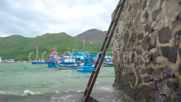 渔船和船只停泊在海港的青山背景传统渔船和帆船视频的预览图