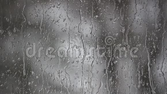 雨点滴在玻璃窗玻璃上视频的预览图