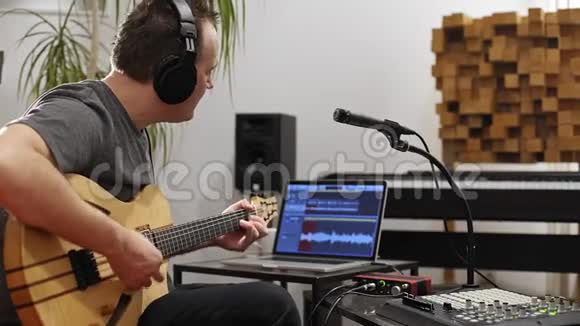 音乐家在家庭音乐工作室唱歌和弹电吉他视频的预览图