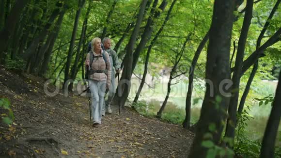 一对游客在树林里散步视频的预览图