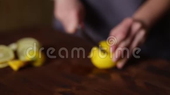 把柠檬切成柠檬水视频的预览图