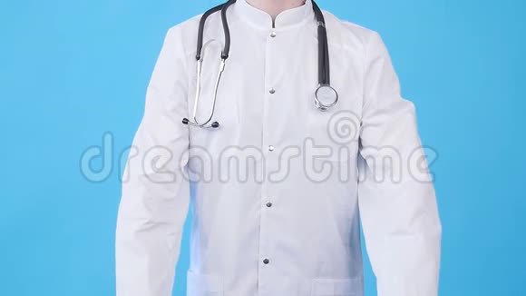 微笑着穿着白色制服的年轻医生看着摄像机视频的预览图