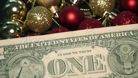 五颜六色的闪闪发光的圣诞节装饰宝具旋转与美国国家货币美元视频的预览图