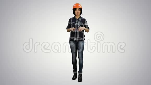 戴头盔的亚洲工程师在白色背景下与摄像机交谈视频的预览图