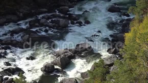 西伯利亚有岩石的山河美景视频的预览图