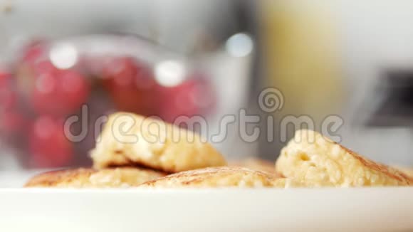 从奶酪里煎出来的煎饼放在盘子里视频的预览图