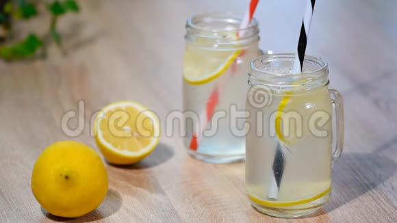 两个梅森罐杯自制柠檬水视频的预览图
