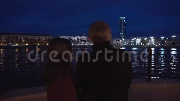 一对看旅游城市风景的夫妇夫妇享受城市码头景观后景快乐的时髦夫妇视频的预览图