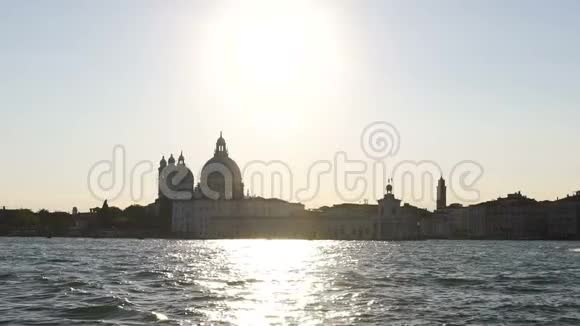 太阳照耀在威尼斯的教堂之上上帝保佑意大利古城宗教视频的预览图
