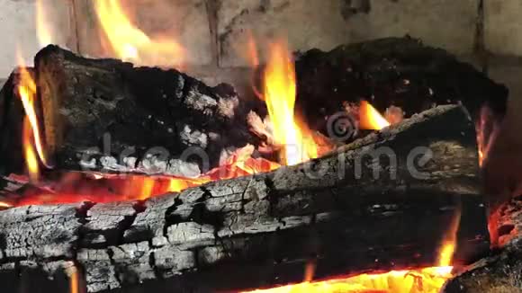 有火焰的壁炉视频的预览图