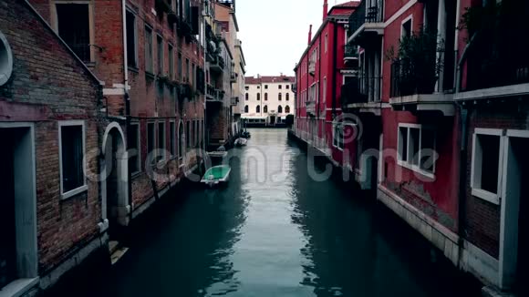 威尼斯运河里的船没有交通意大利威尼斯傍晚和黄昏视频的预览图