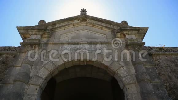 古老的石拱入口卡斯卡西城堡与庭院在最后顺序视频的预览图