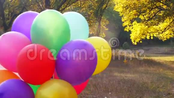 很多五颜六色的气球视频的预览图