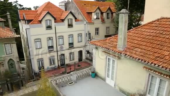在安静的住宅区美丽的房子有瓷砖红色的屋顶顺序视频的预览图