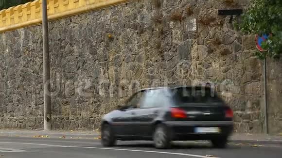 石顶墙后面涂成黄色的小城堡塔楼垂直全景视频的预览图