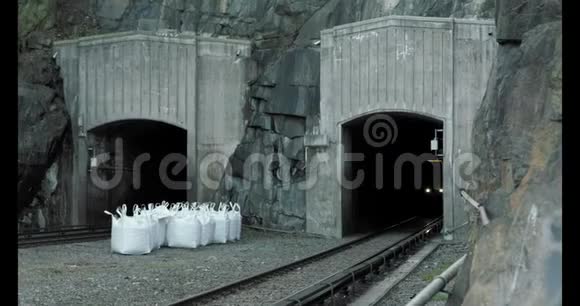 斯德哥尔摩地铁出口隧道视频的预览图