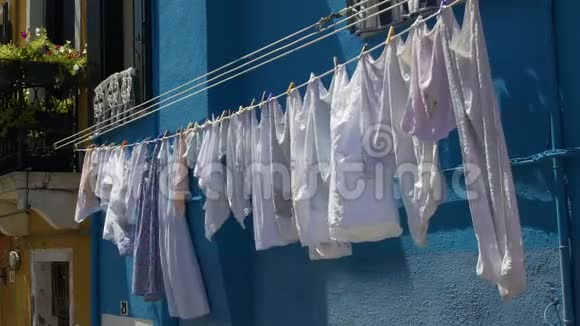 户外干洗衣物清新的香气邻里的日常生活视频的预览图