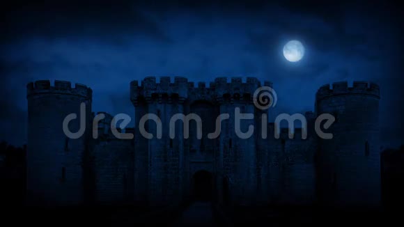 大型中世纪城堡在夜晚视频的预览图