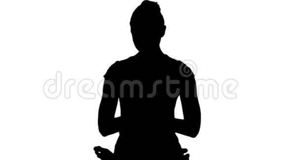年轻女子坐在莲花瑜伽姿势练习冥想轨道哑光视频的预览图