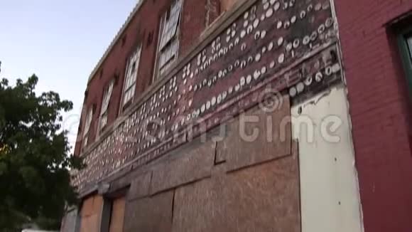 一座破旧的老建筑下面视频的预览图