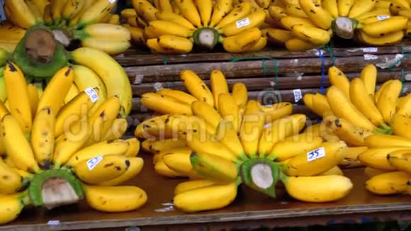 柜台上的黄色泰国小香蕉视频的预览图