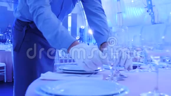 服务员在餐厅端桌用几杯酒盘子刀叉出色的服务视频的预览图