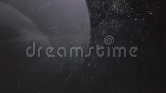 降下真正的雪花大雪暴风雪天气拍摄于黑色背景哑光广角无缝视频的预览图
