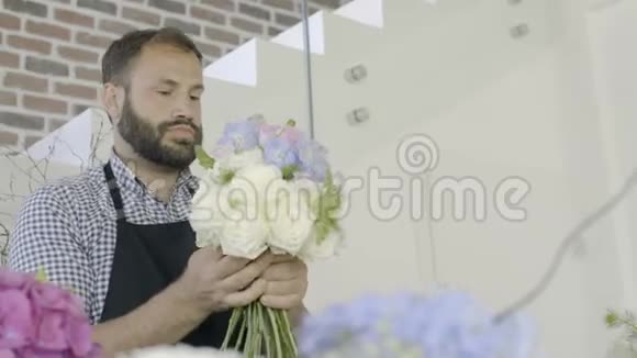 小企业主花店在商店里做花束视频的预览图
