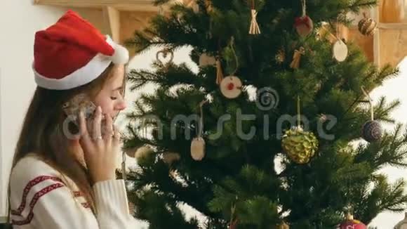 年轻女孩的圣诞电话视频的预览图