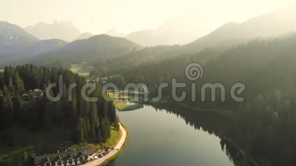空中森林山上湖无人机黎明视频的预览图
