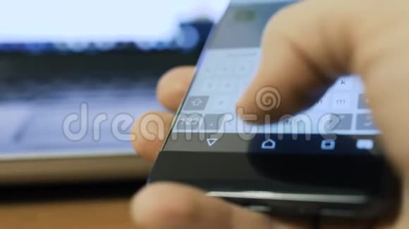 在智能手机上发短信背景笔记本电脑视频的预览图