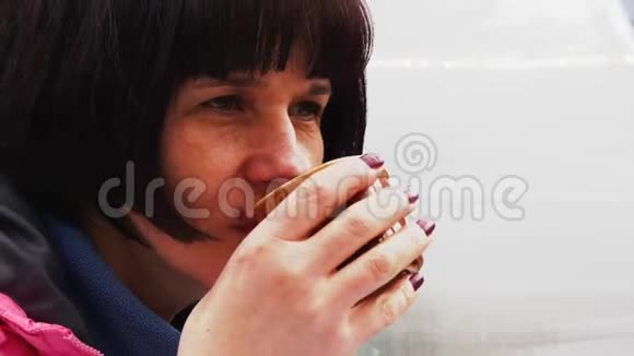 一位美丽的黑发女人喝着杯子视频的预览图