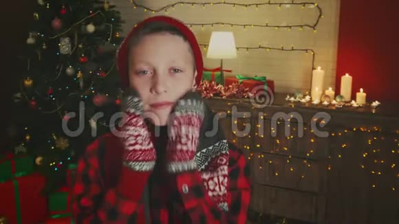 一个穿圣诞衣服的男孩的肖像视频的预览图