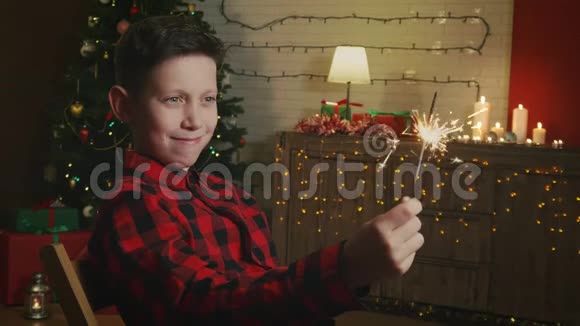 在五彩纸屑的雨下抱着圣诞小星星的男孩视频的预览图