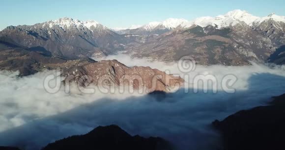 从空中俯瞰奥罗比阿尔卑斯山山上新雪雾覆盖了山谷和村庄法诺全景视频的预览图
