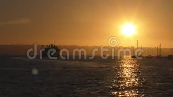 日落时分的游轮和游艇视频的预览图