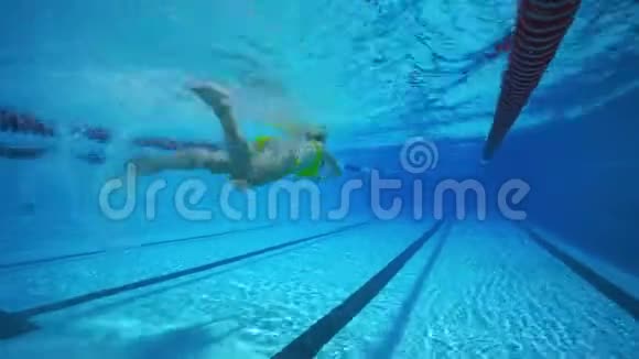 水下女人在游泳池里游泳视频的预览图