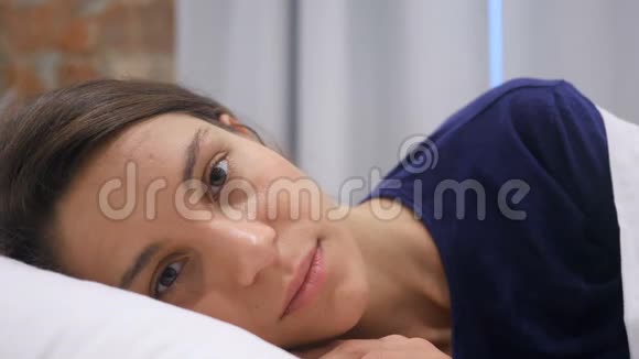 快乐的西班牙裔妇女在床上的在线视频聊天网络摄像头视频的预览图