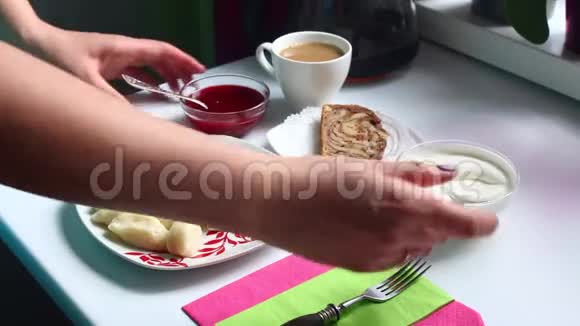 桌子上放着一盘慵懒的饺子热气从盘子里冒出来那个女人在饺子里加了酸奶油视频的预览图