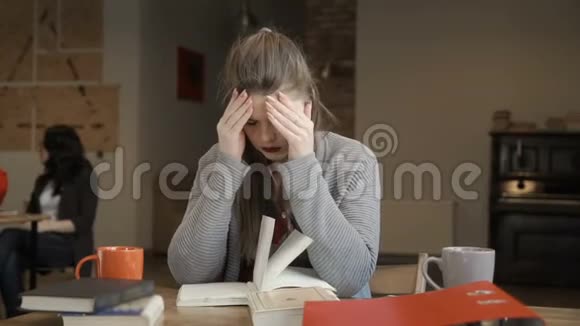 疲惫疲惫的女孩在大学准备考试视频的预览图