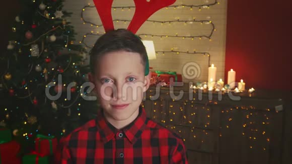 一个男孩戴着圣诞驯鹿鹿角的肖像视频的预览图