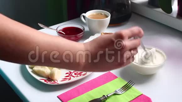 桌子上放着一盘慵懒的饺子热气从盘子里冒出来那个女人在饺子里加了酸奶油视频的预览图