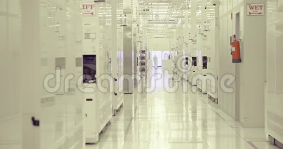半导体制造工厂洁净室的工人视频的预览图