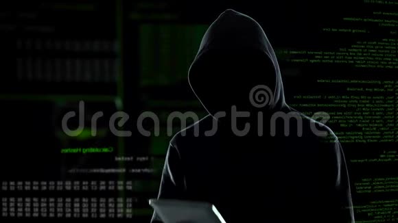 使用平板电脑攻击无法辨认的蒙面黑客网络犯罪视频的预览图