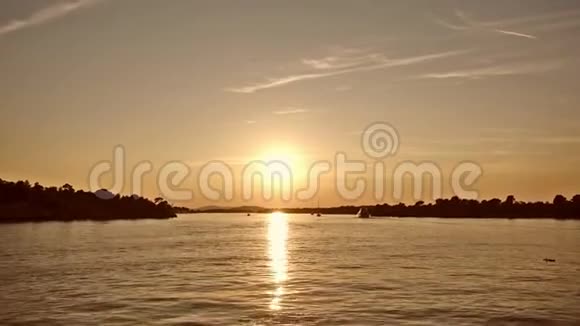 在波浪的海面上日落从船上眺望视频的预览图