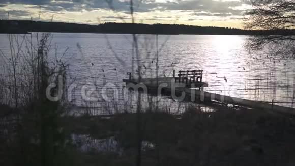 日落时湖边的滑水器镜头诱发梦幻气氛视频的预览图
